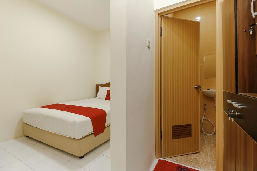 RedDoorz Plus near Ciputra World Kuningan 2
