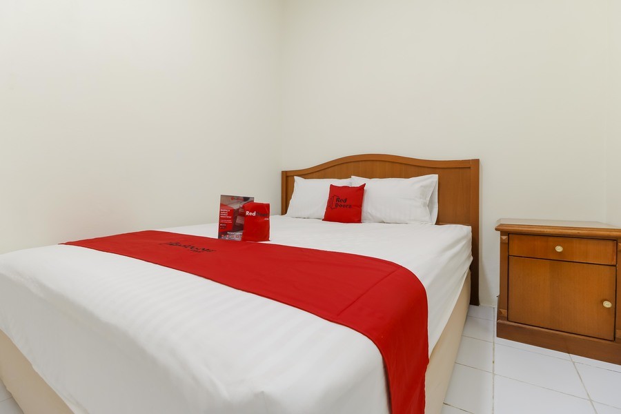 RedDoorz Plus near Ciputra World Kuningan 2