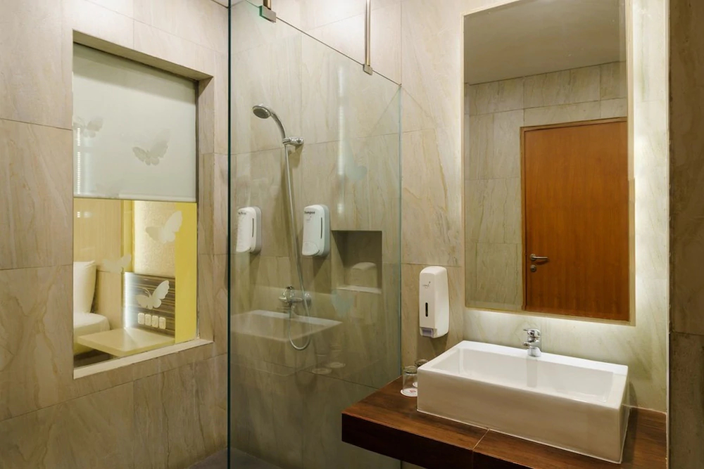 RedDoorz Plus Near Dunia Fantasi Ancol