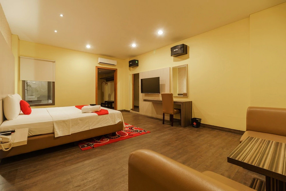 RedDoorz Plus Near Dunia Fantasi Ancol