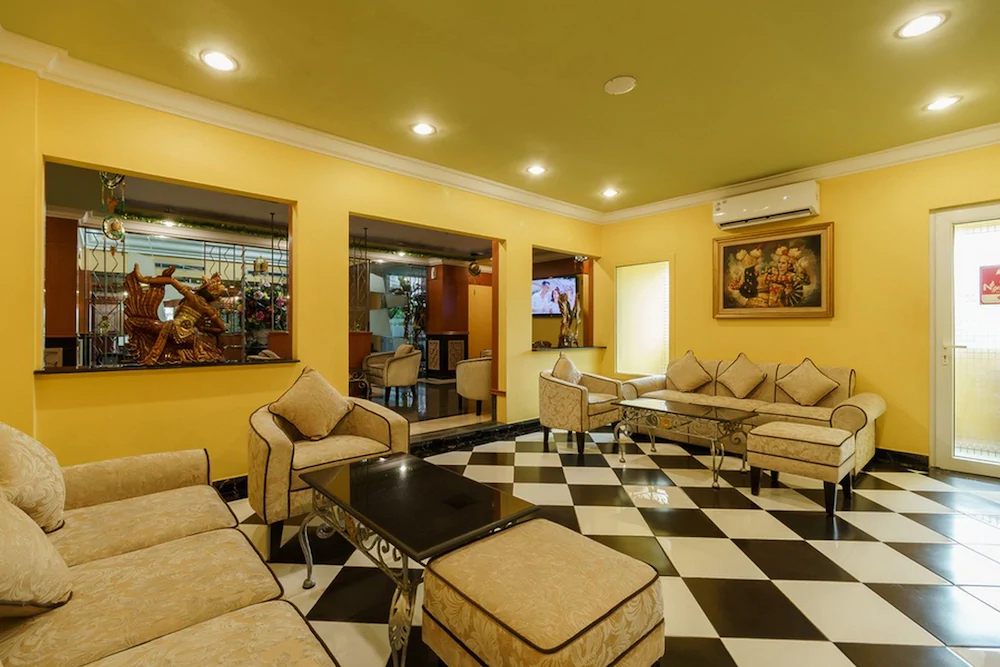 RedDoorz Plus Near Dunia Fantasi Ancol