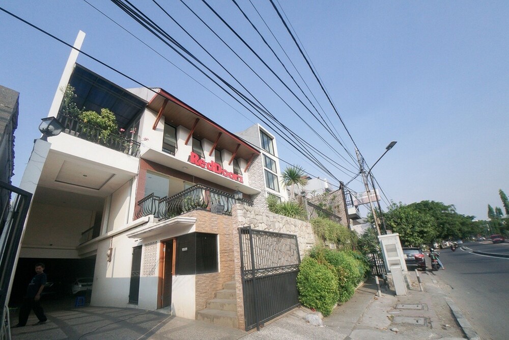 RedDoorz Plus Near Green Pramuka Square Mall