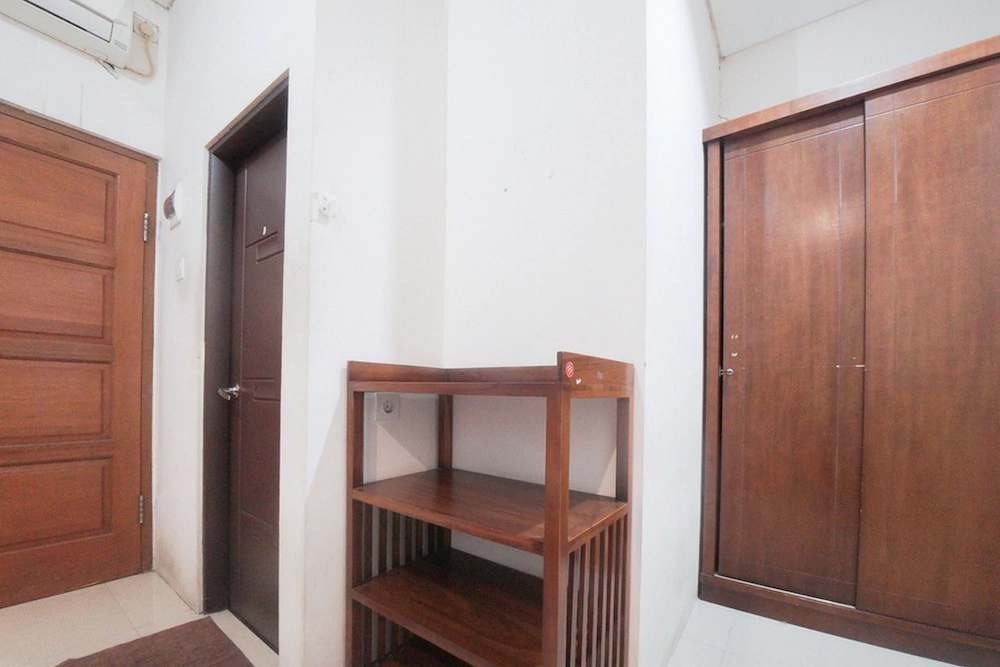 RedDoorz Plus Near Green Pramuka Square Mall