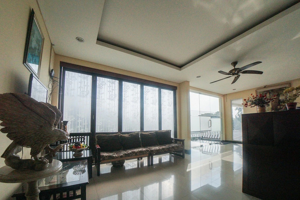 RedDoorz Plus Near Green Pramuka Square Mall