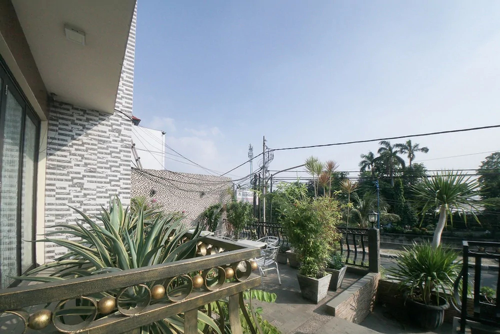 RedDoorz Plus Near Green Pramuka Square Mall