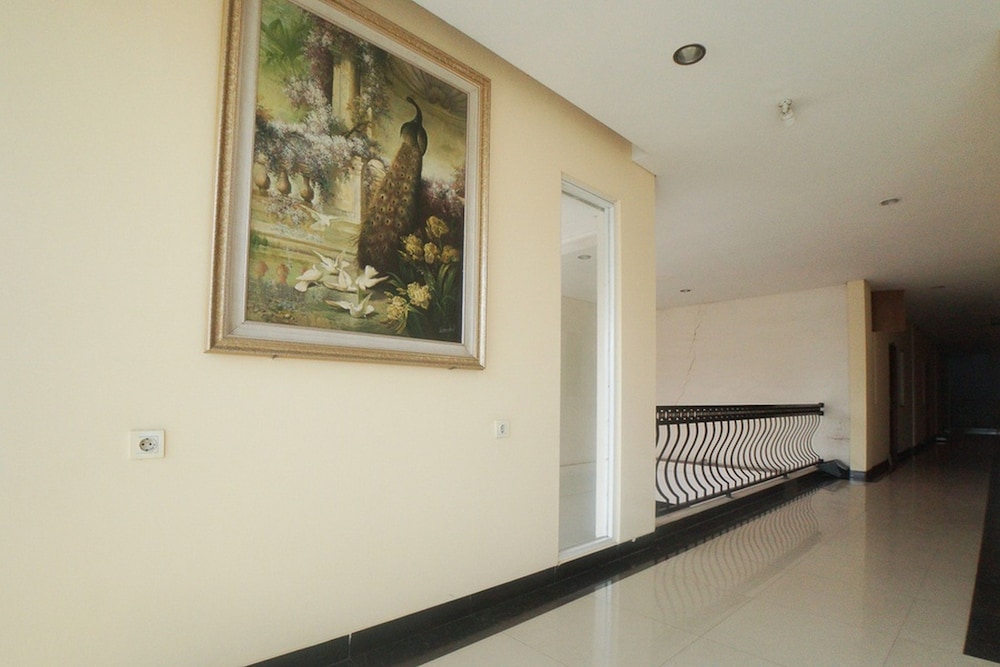 RedDoorz Plus Near Green Pramuka Square Mall