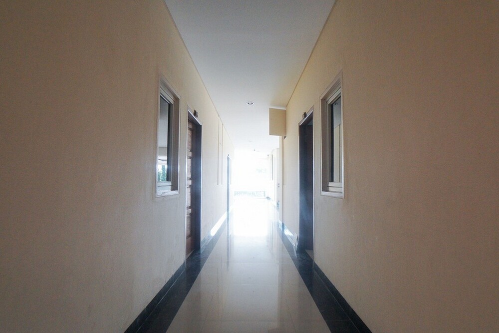 RedDoorz Plus Near Green Pramuka Square Mall