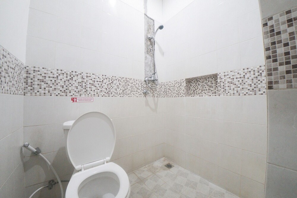 RedDoorz Plus Near Green Pramuka Square Mall