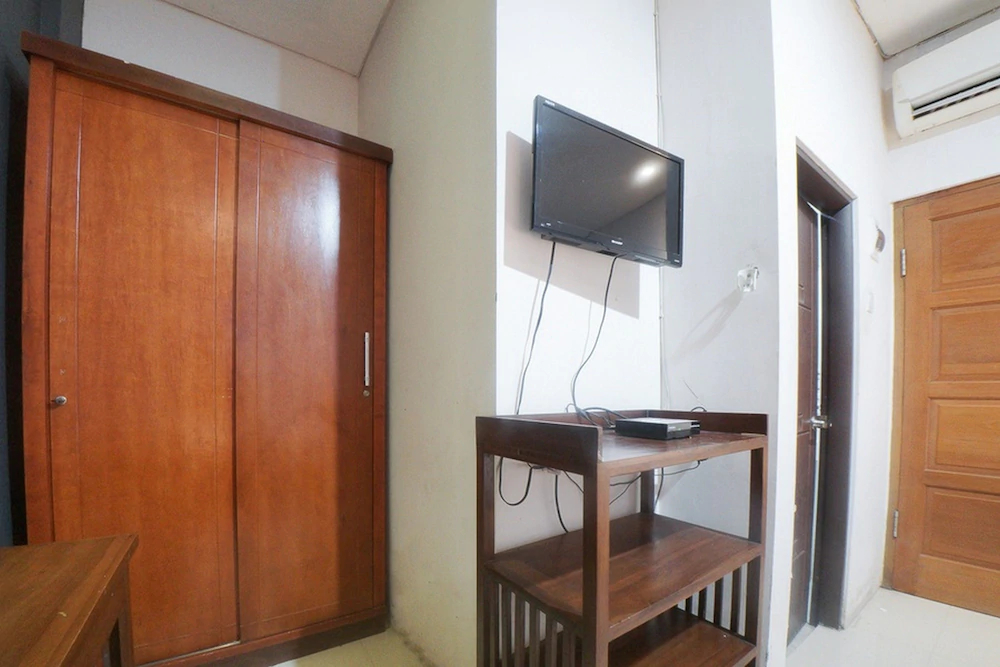 RedDoorz Plus Near Green Pramuka Square Mall