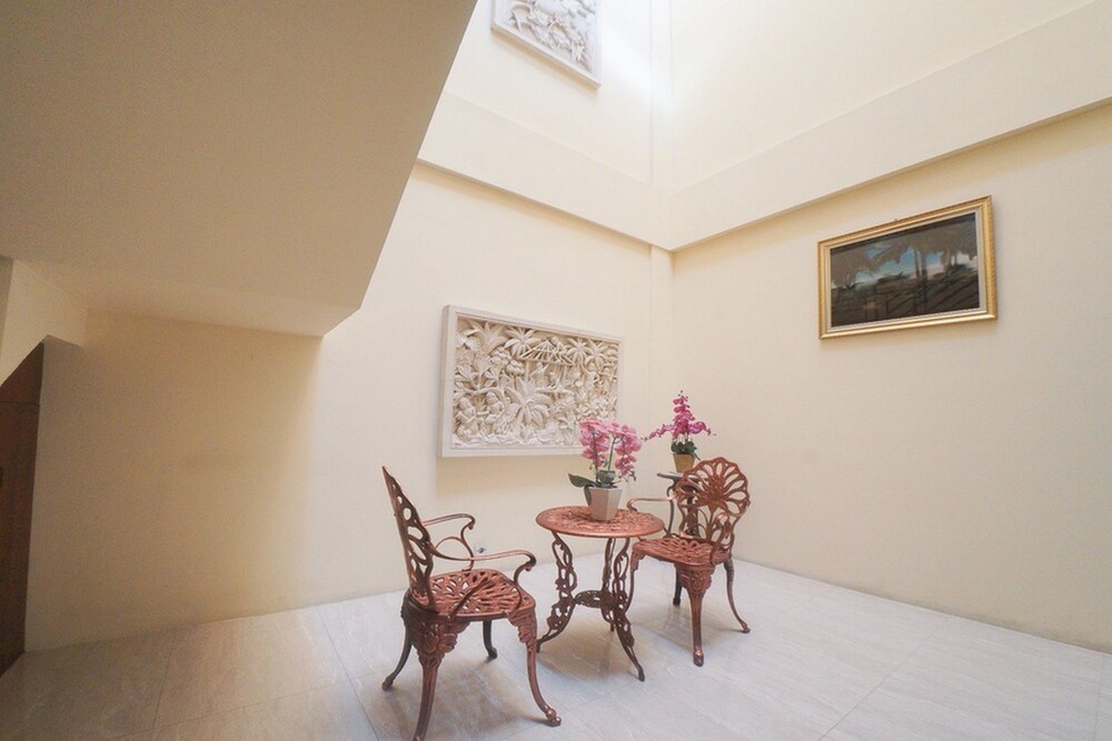 RedDoorz Plus Near Green Pramuka Square Mall