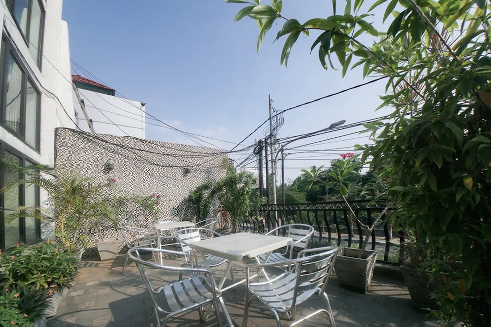 RedDoorz Plus Near Green Pramuka Square Mall