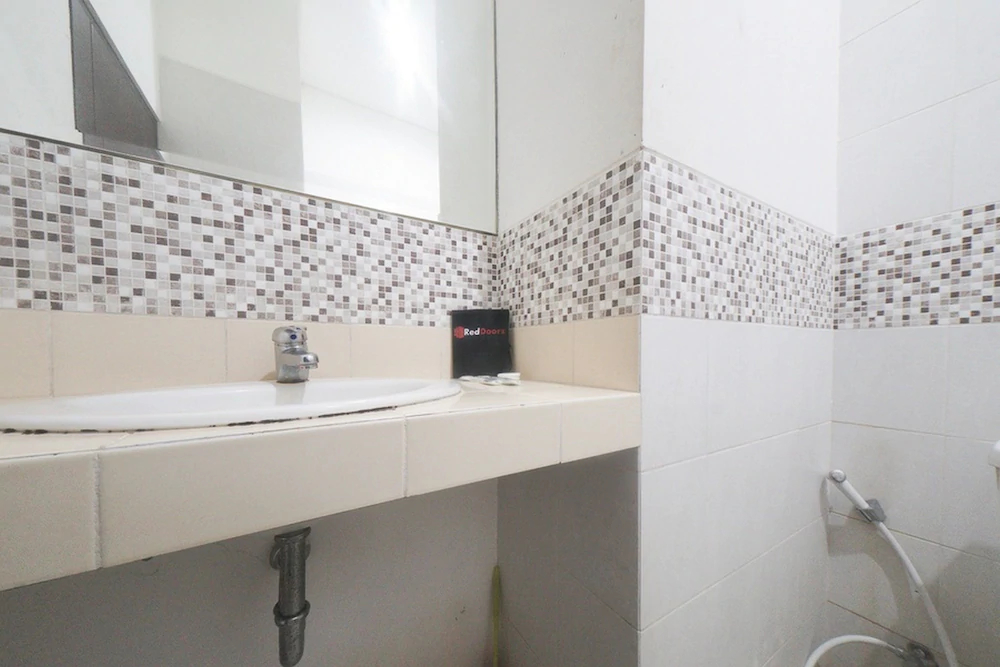 RedDoorz Plus Near Green Pramuka Square Mall