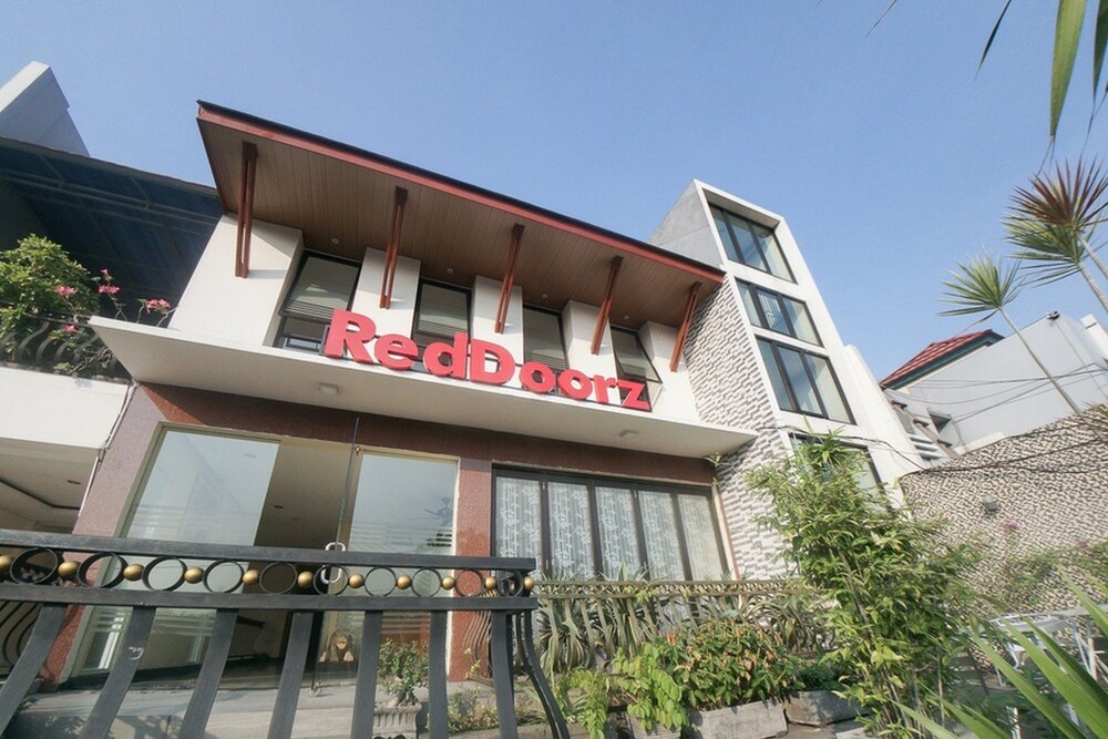 RedDoorz Plus Near Green Pramuka Square Mall