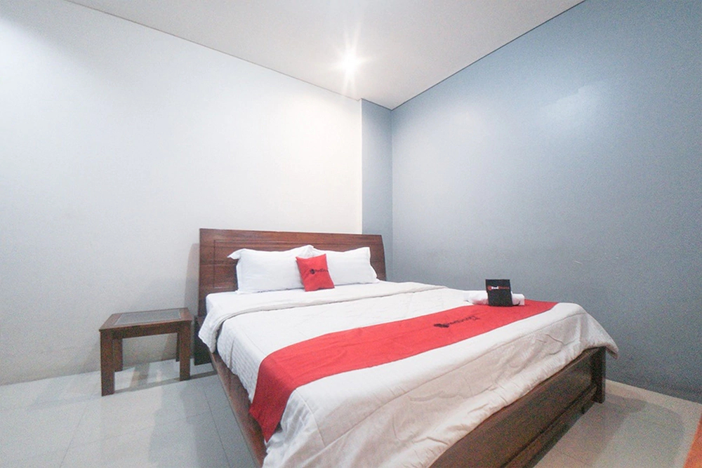 RedDoorz Plus Near Green Pramuka Square Mall
