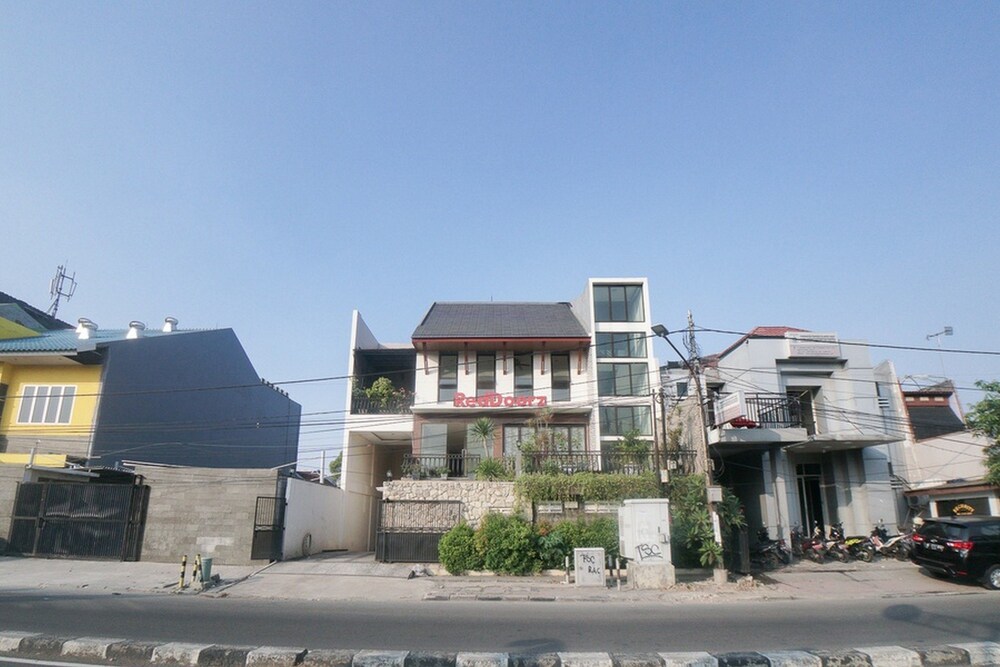 RedDoorz Plus Near Green Pramuka Square Mall