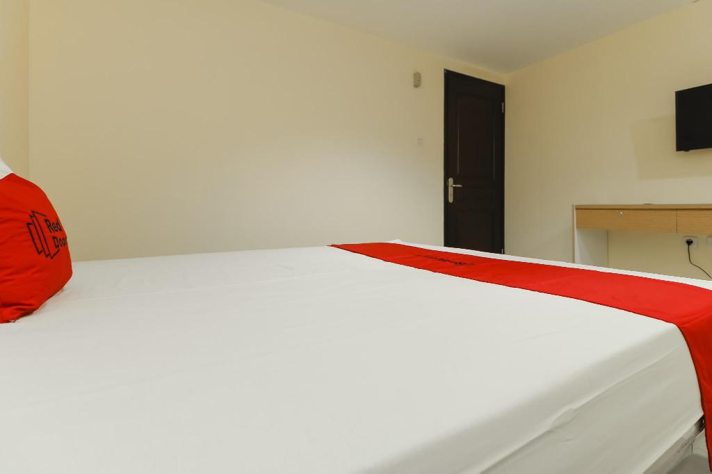 Reddoorz Plus Near Harmoni Gajah Mada