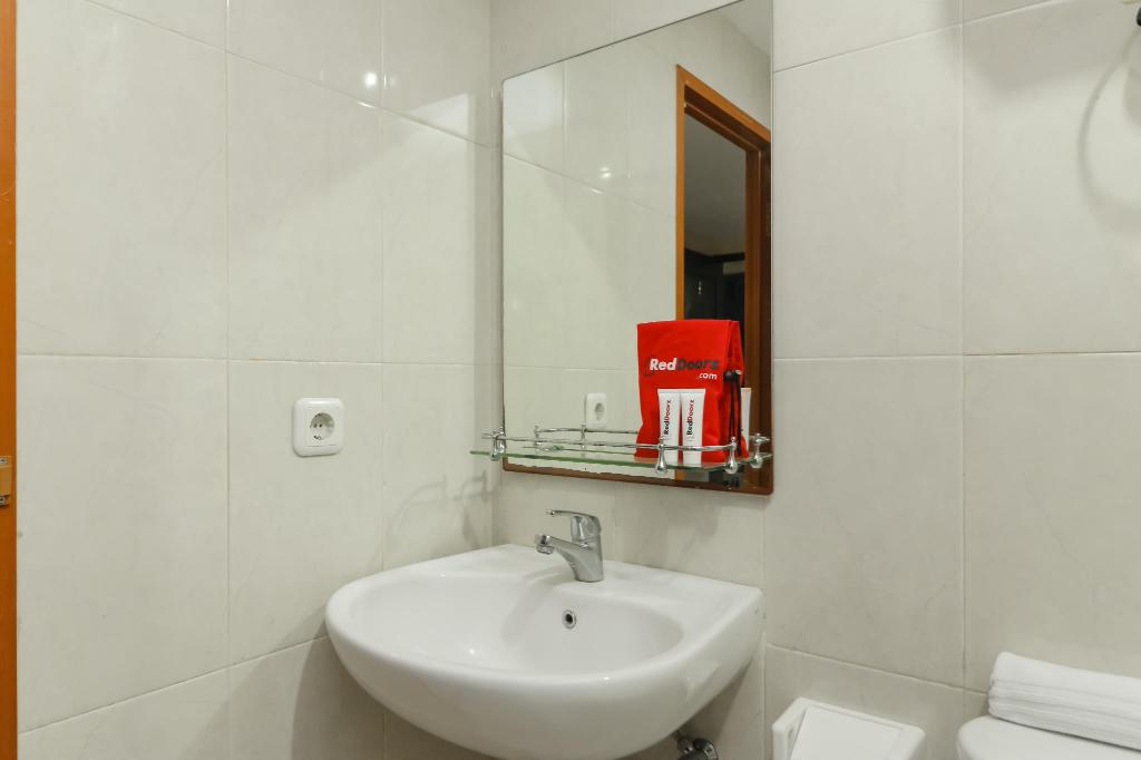 Reddoorz Plus Near Harmoni Gajah Mada