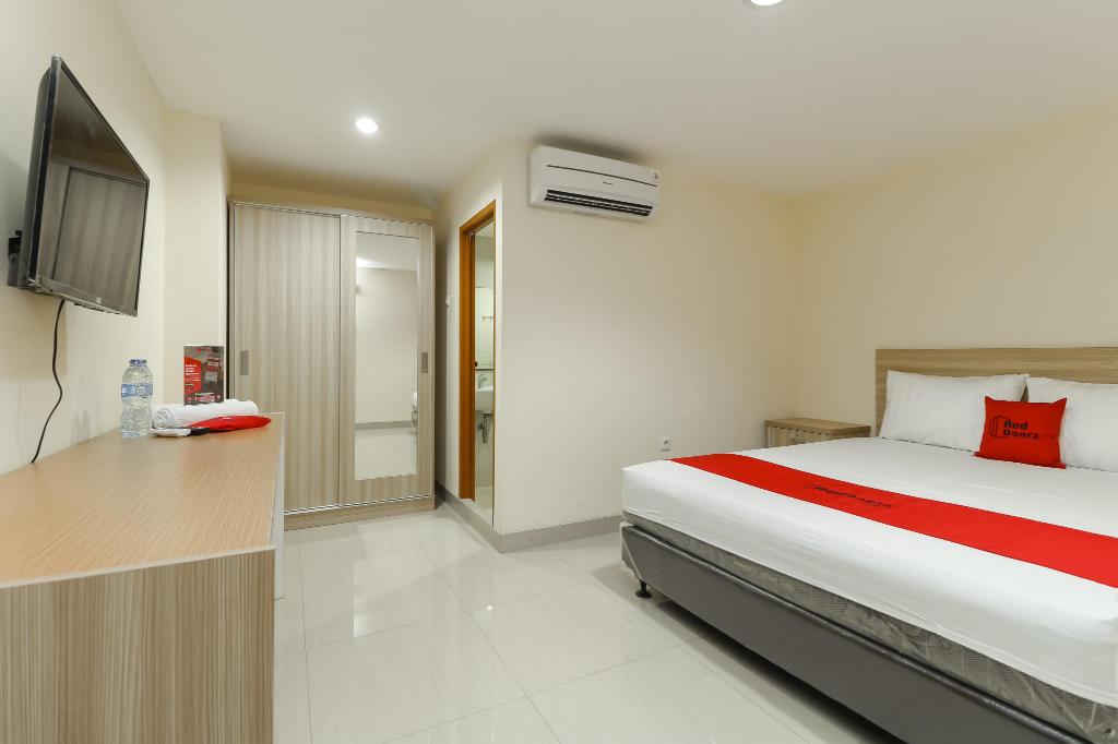 Reddoorz Plus Near Harmoni Gajah Mada