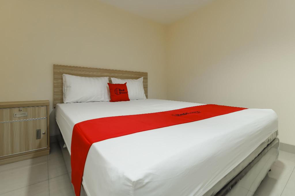 Reddoorz Plus Near Harmoni Gajah Mada