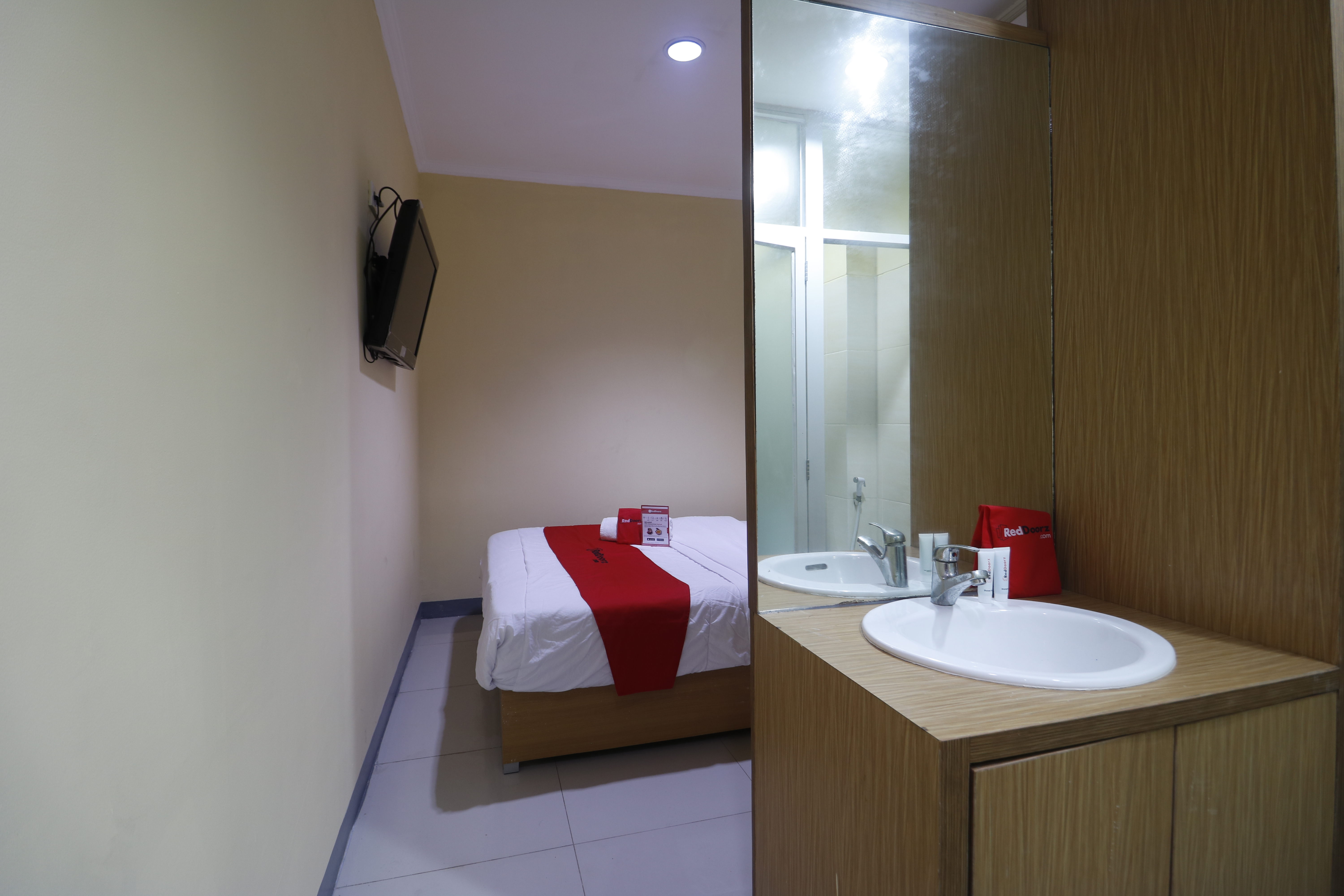 RedDoorz Plus near ITC Cempaka Mas