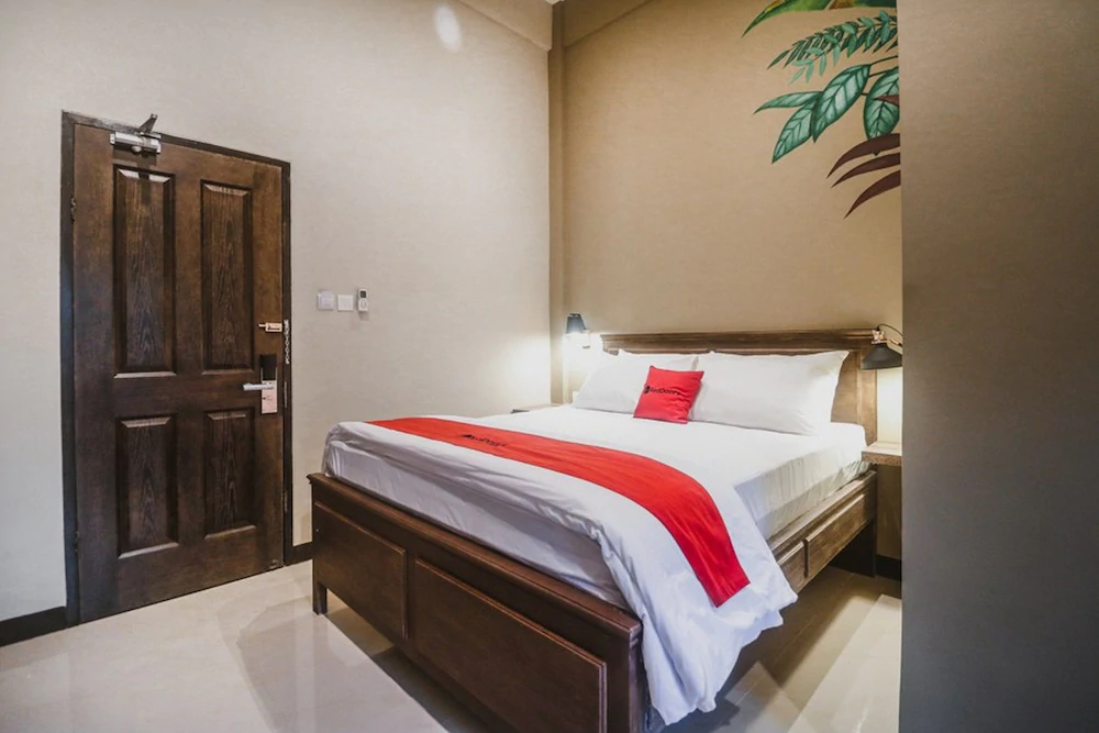 RedDoorz Plus near Mall Slipi Jaya