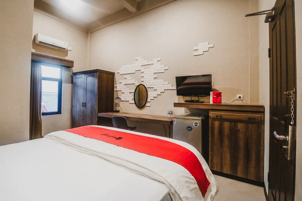 RedDoorz Plus near Mall Slipi Jaya