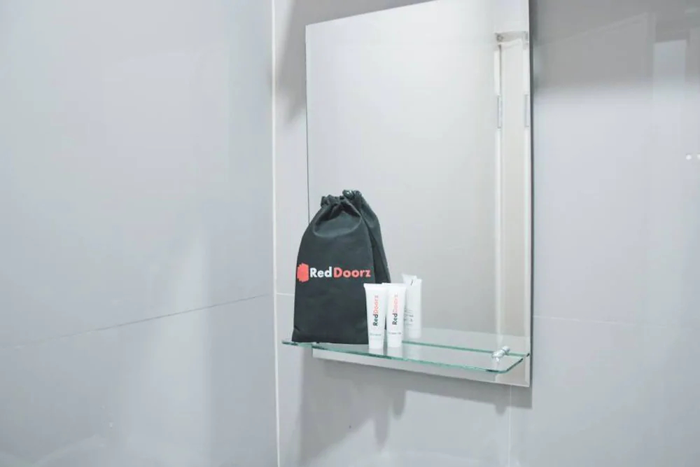 Reddoorz Plus Near Manggarai Station 3