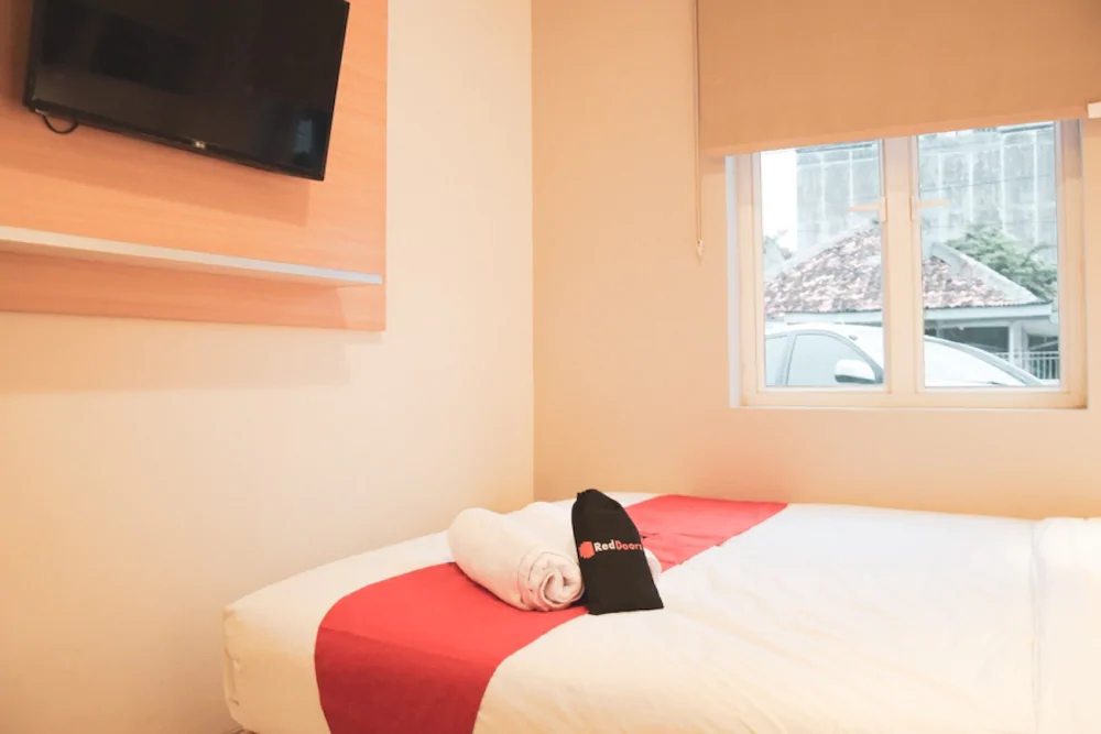Reddoorz Plus Near Manggarai Station 3
