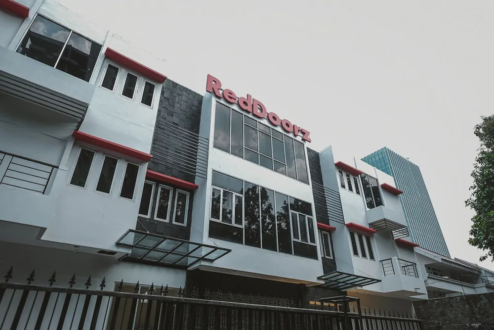 RedDoorz Plus Near Plaza Blok M