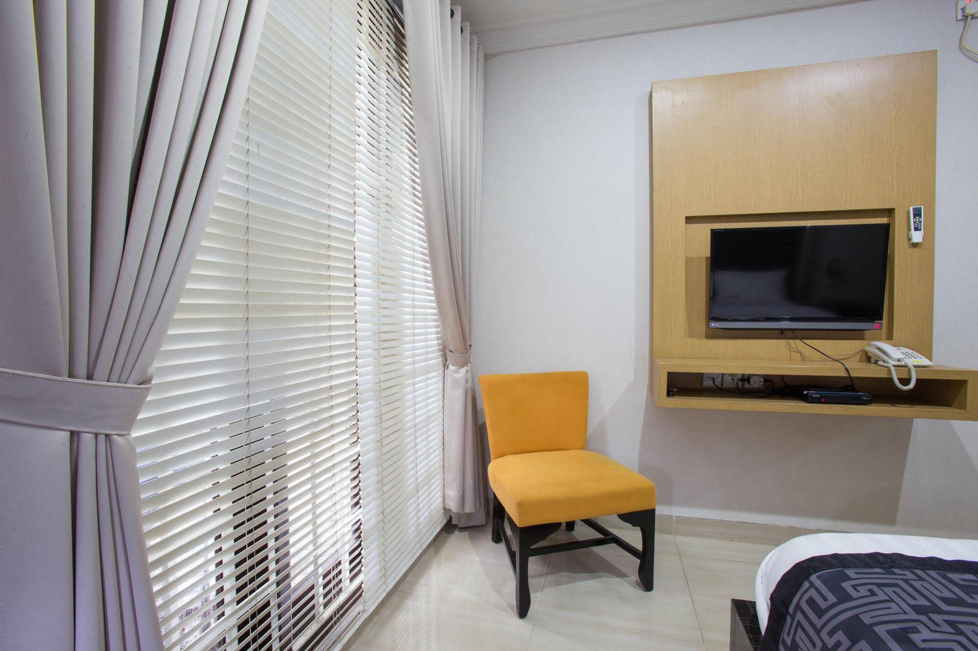 RedDoorz Plus near Pondok Indah Mall