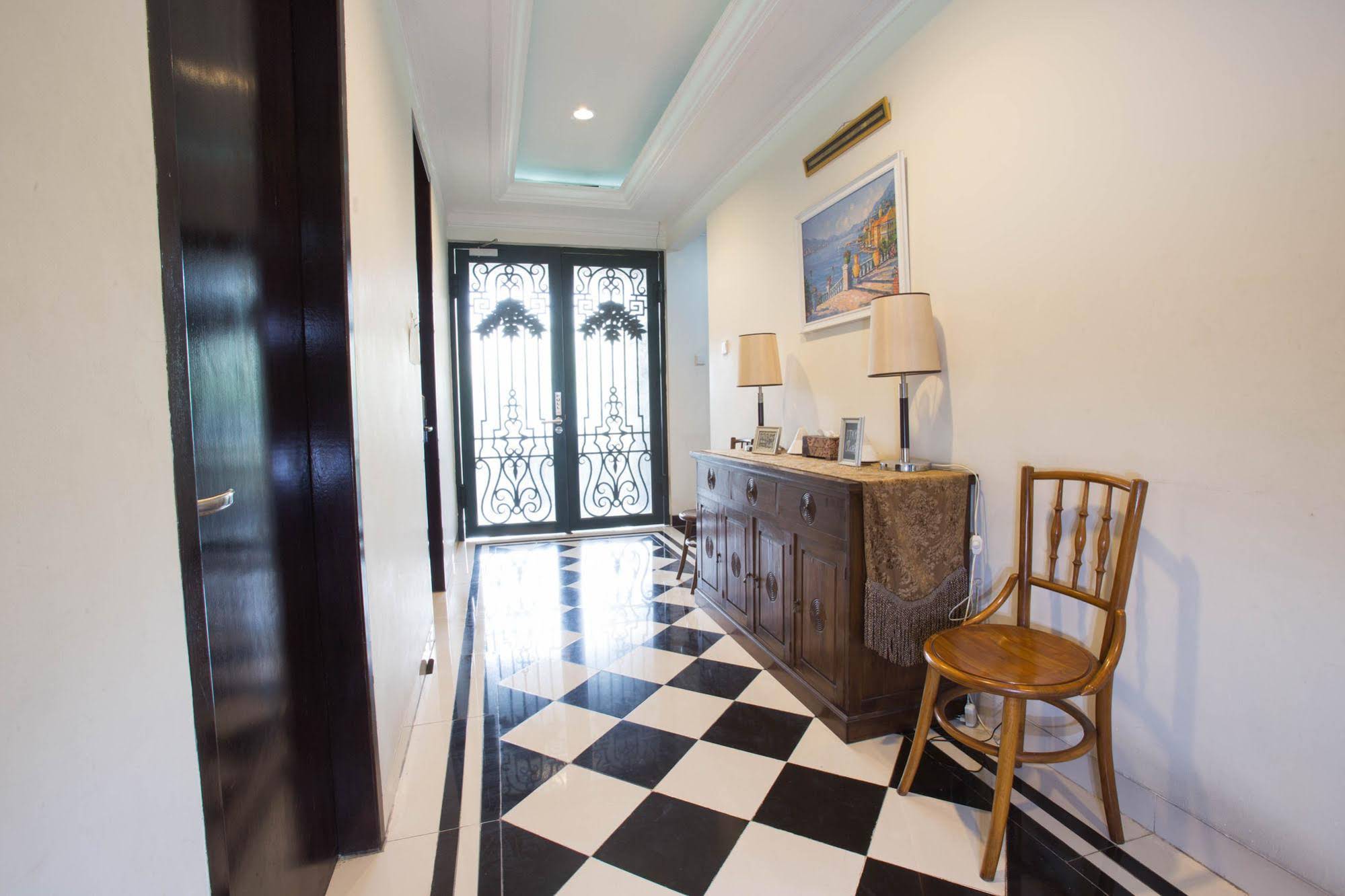 RedDoorz Plus near Pondok Indah Mall