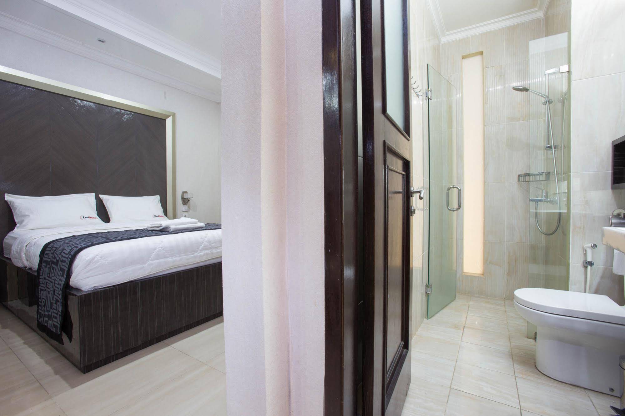 RedDoorz Plus near Pondok Indah Mall