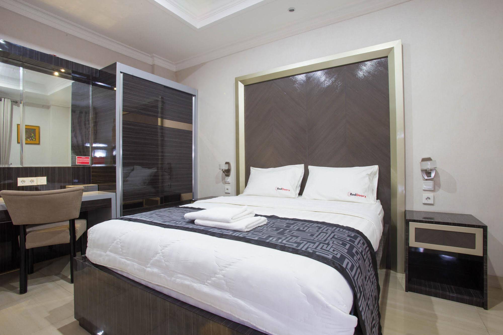 RedDoorz Plus near Pondok Indah Mall