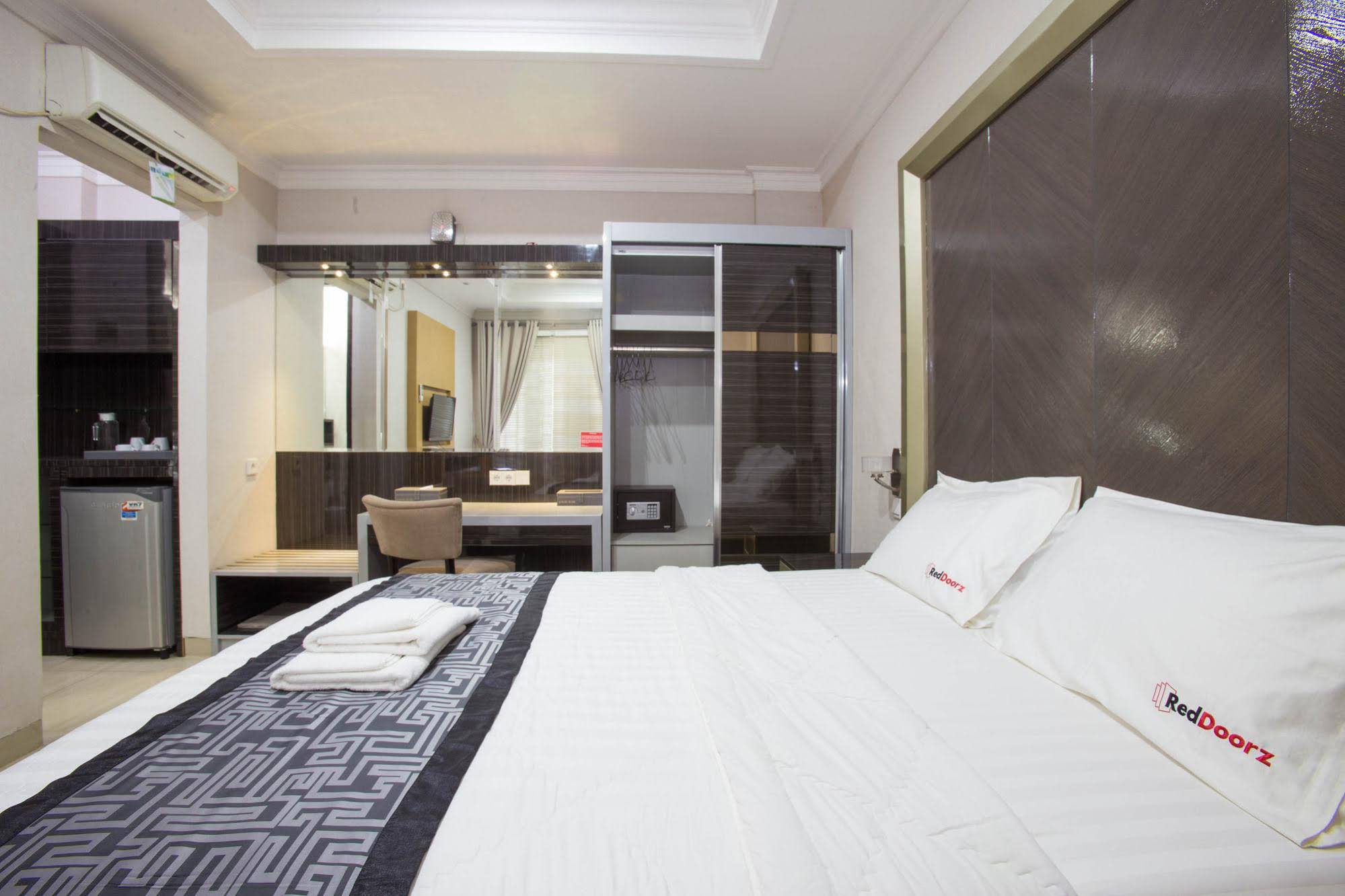 RedDoorz Plus near Pondok Indah Mall