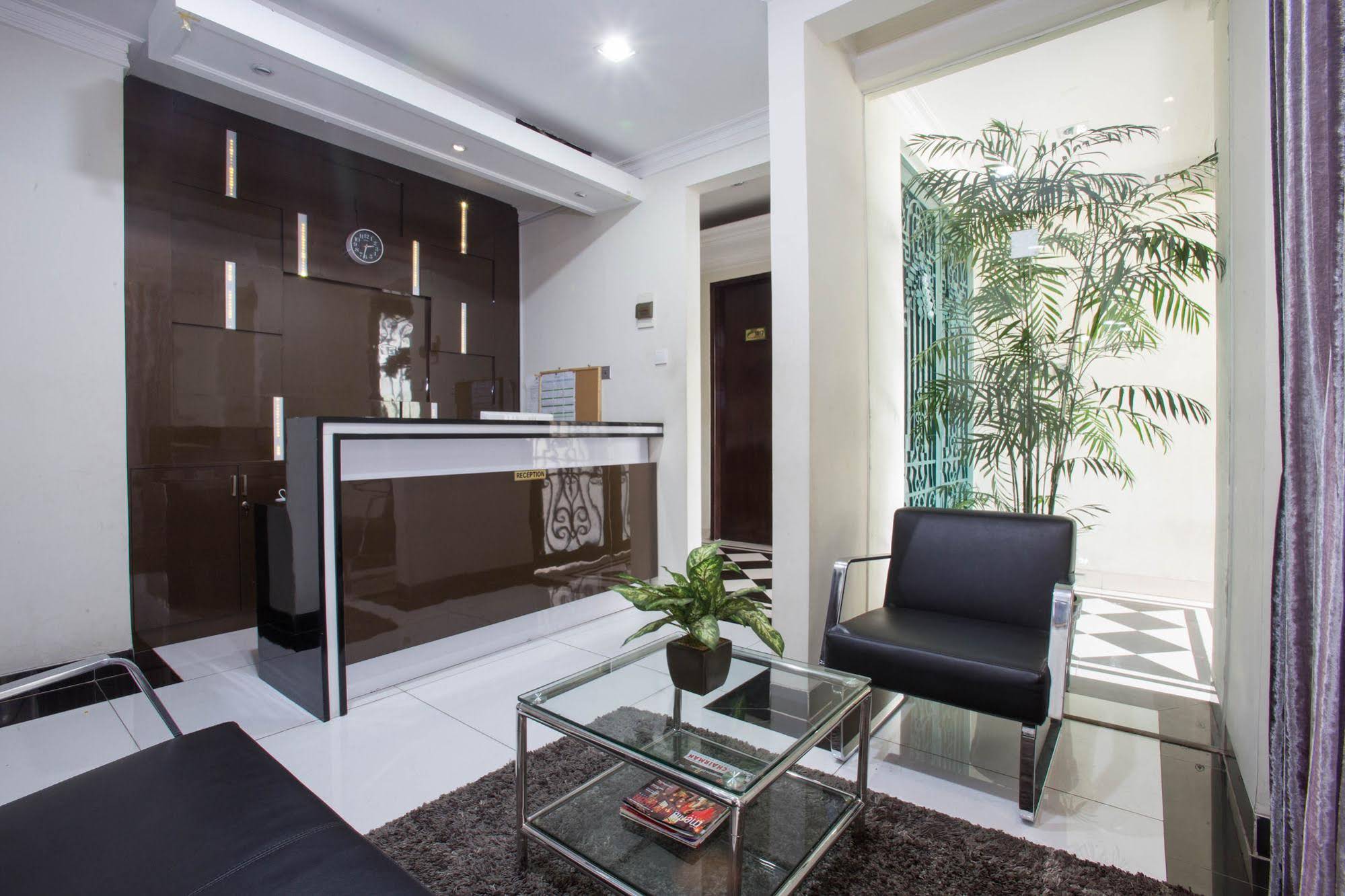 RedDoorz Plus near Pondok Indah Mall