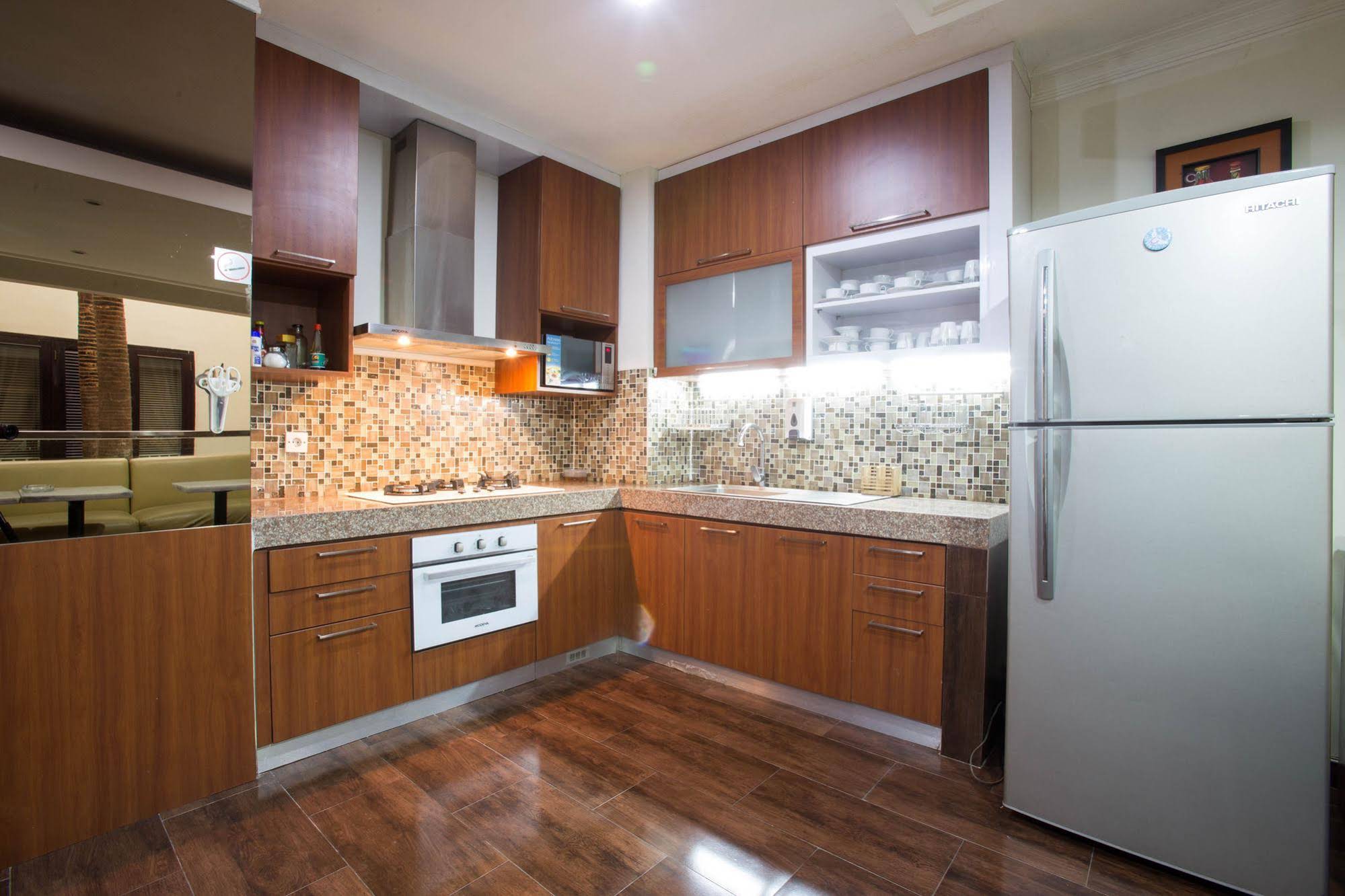 RedDoorz Plus near Pondok Indah Mall