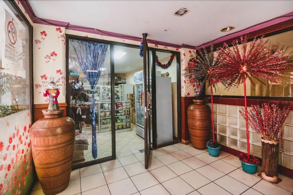 RedDoorz Plus near RSCM Jakarta