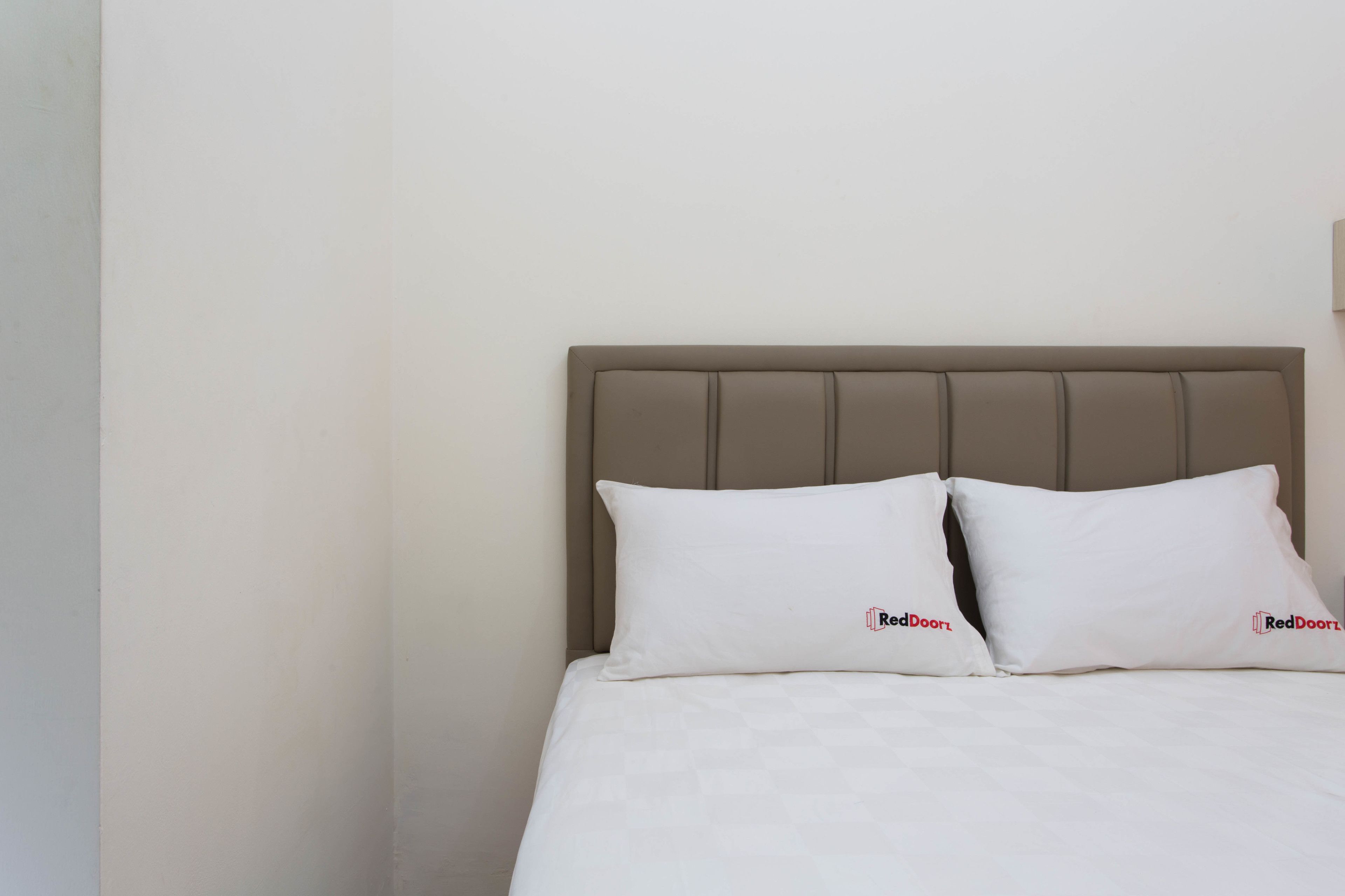 RedDoorz Plus near Siloam Karawaci