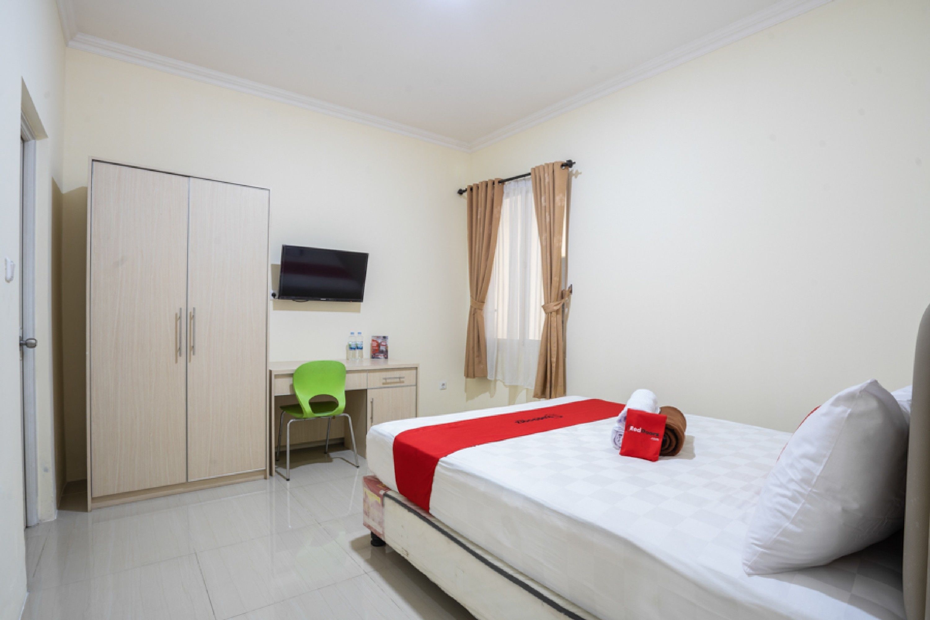 RedDoorz Plus near Siloam Karawaci