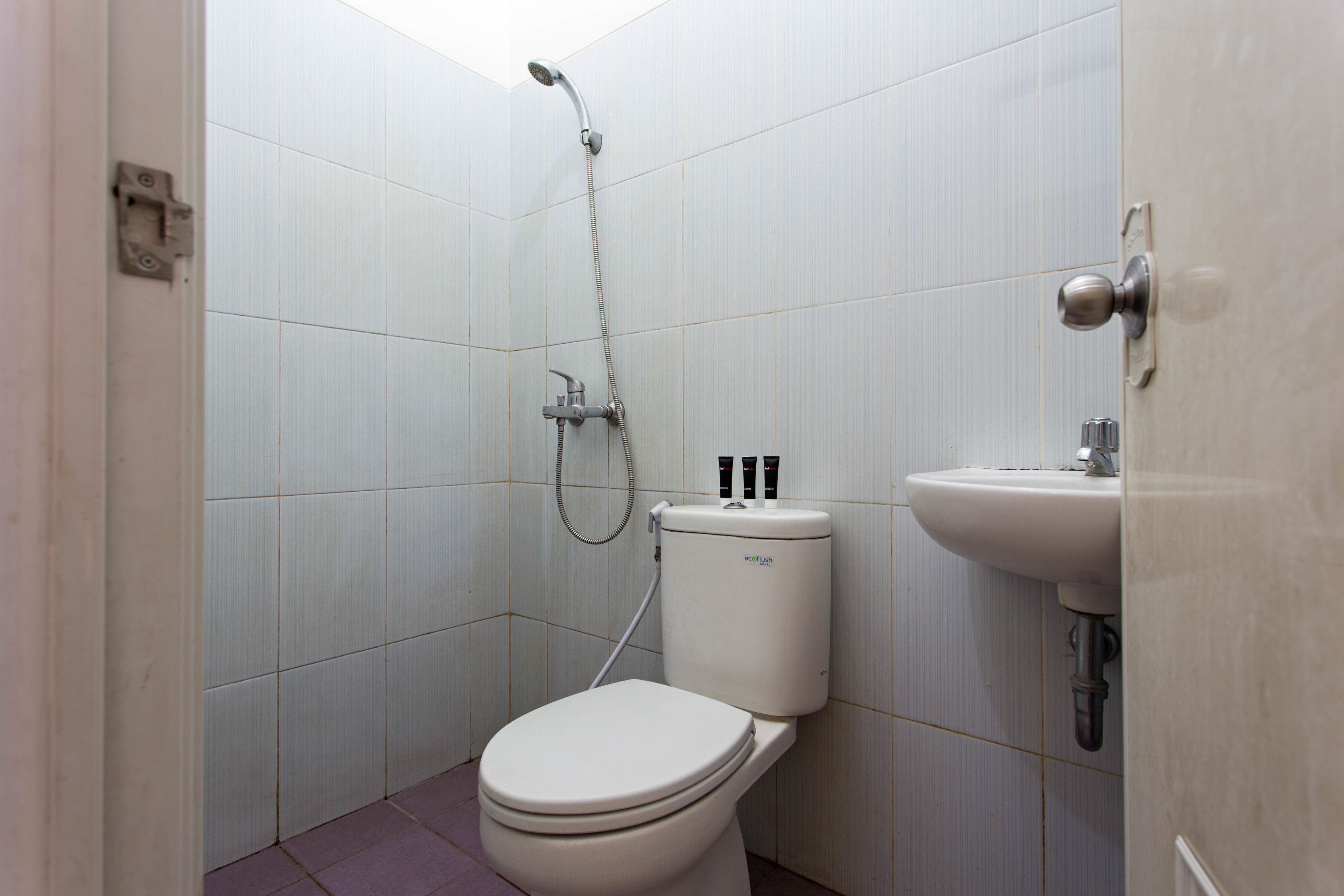 RedDoorz Plus near Siloam Karawaci