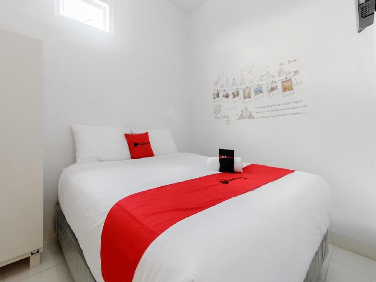 RedDoorz Plus Near Taman Rasuna Menteng
