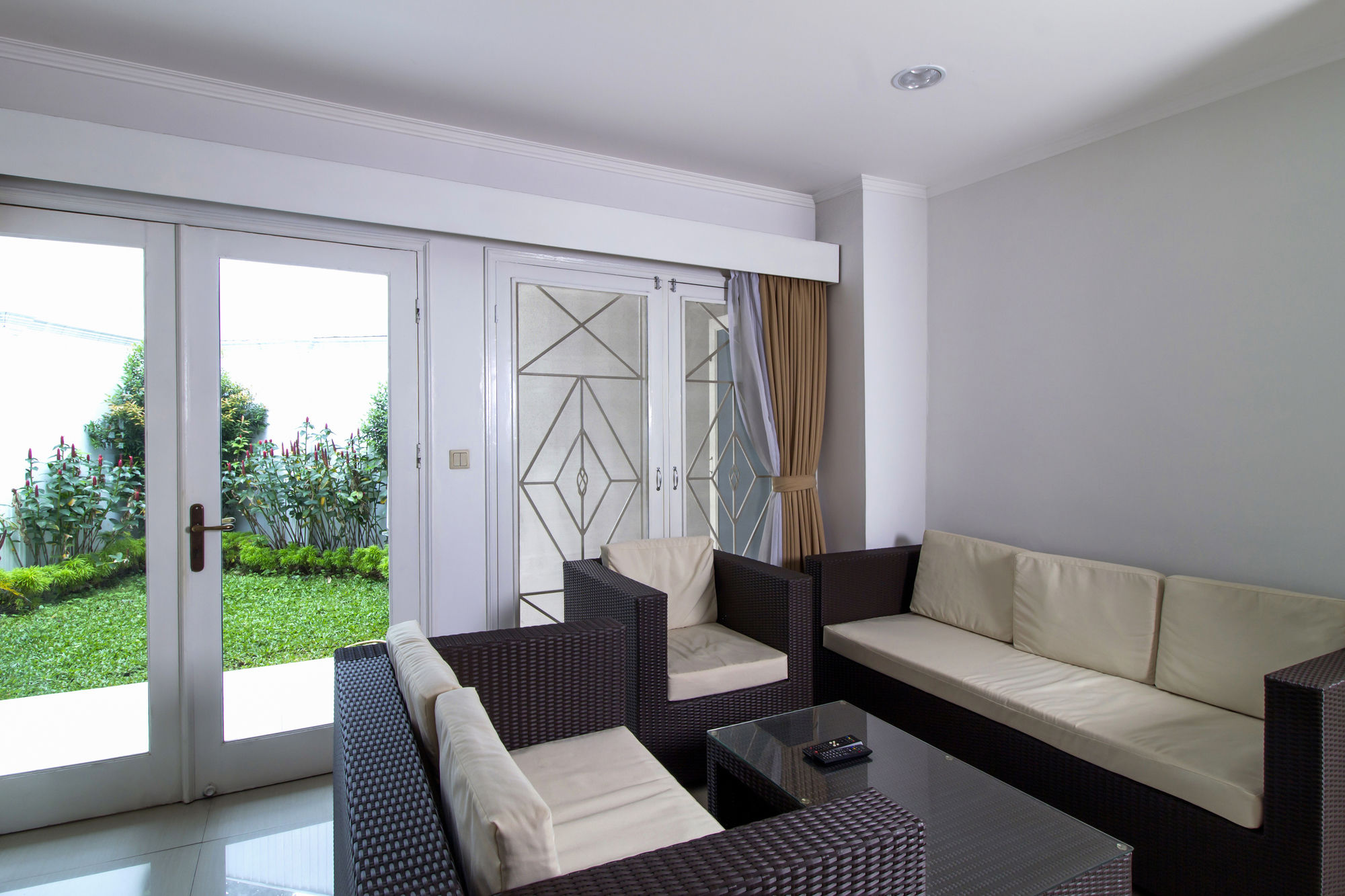 RedDoorz Plus @ Tendean