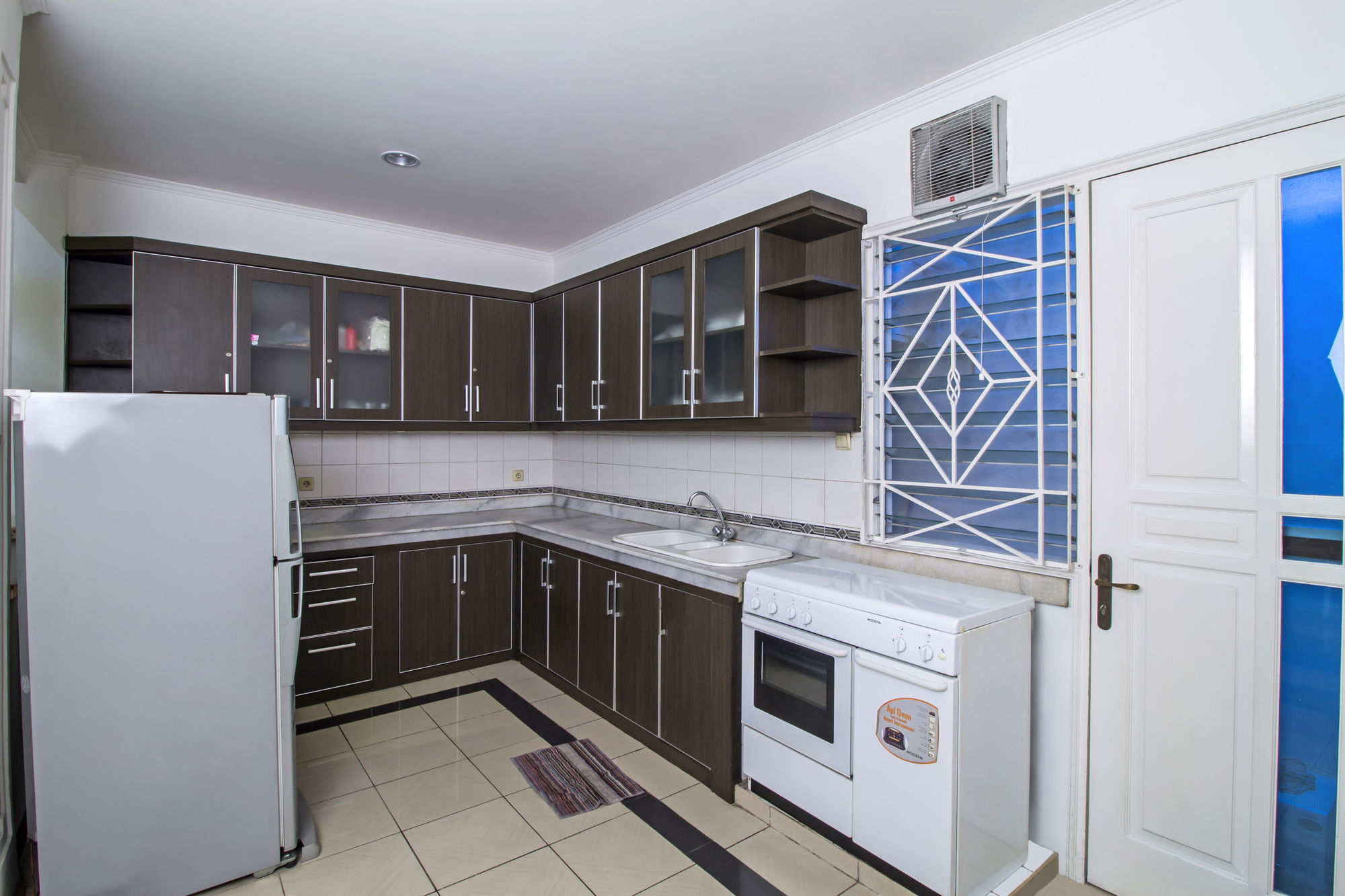 RedDoorz Plus @ Tendean