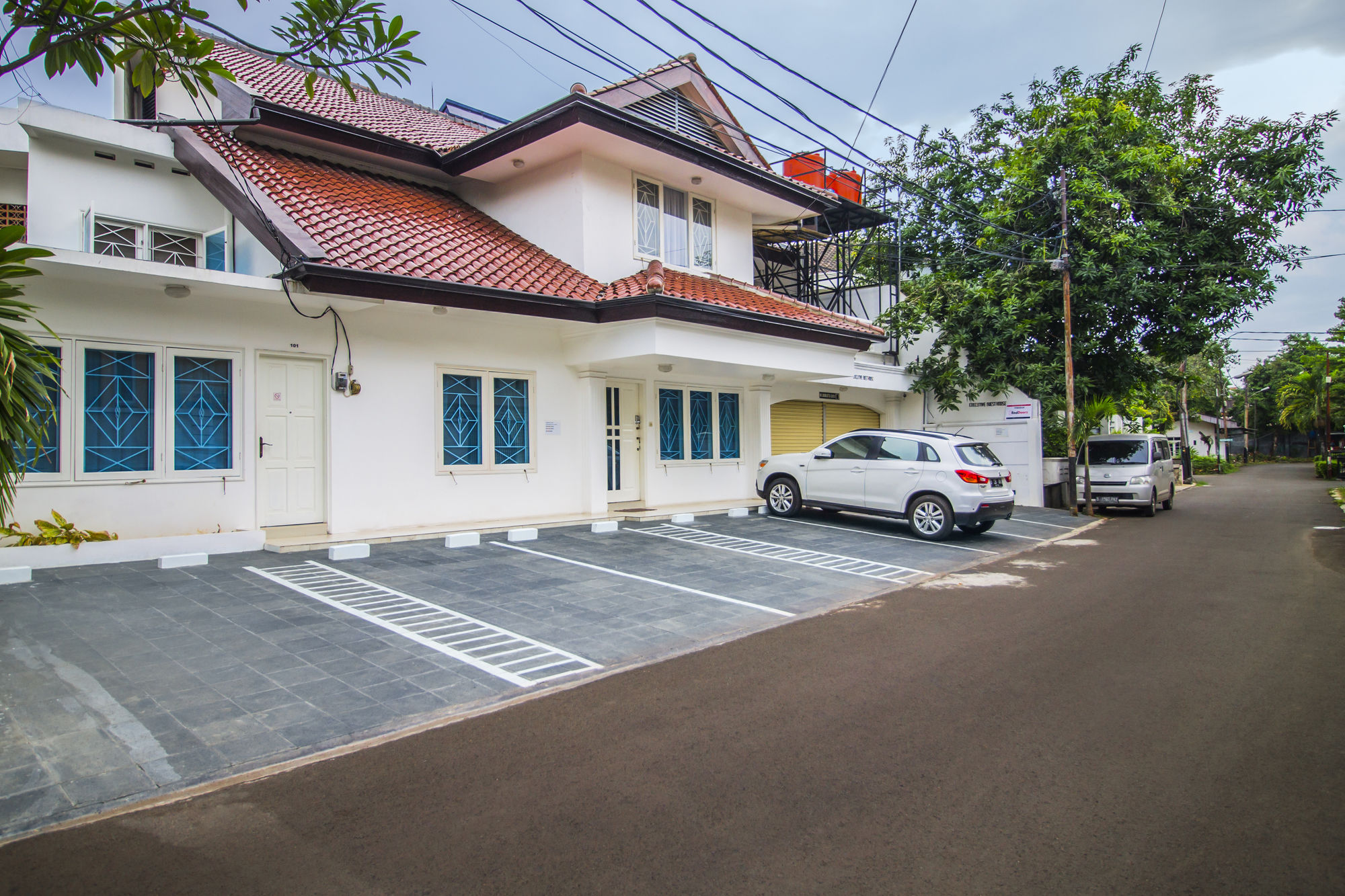 RedDoorz Plus @ Tendean