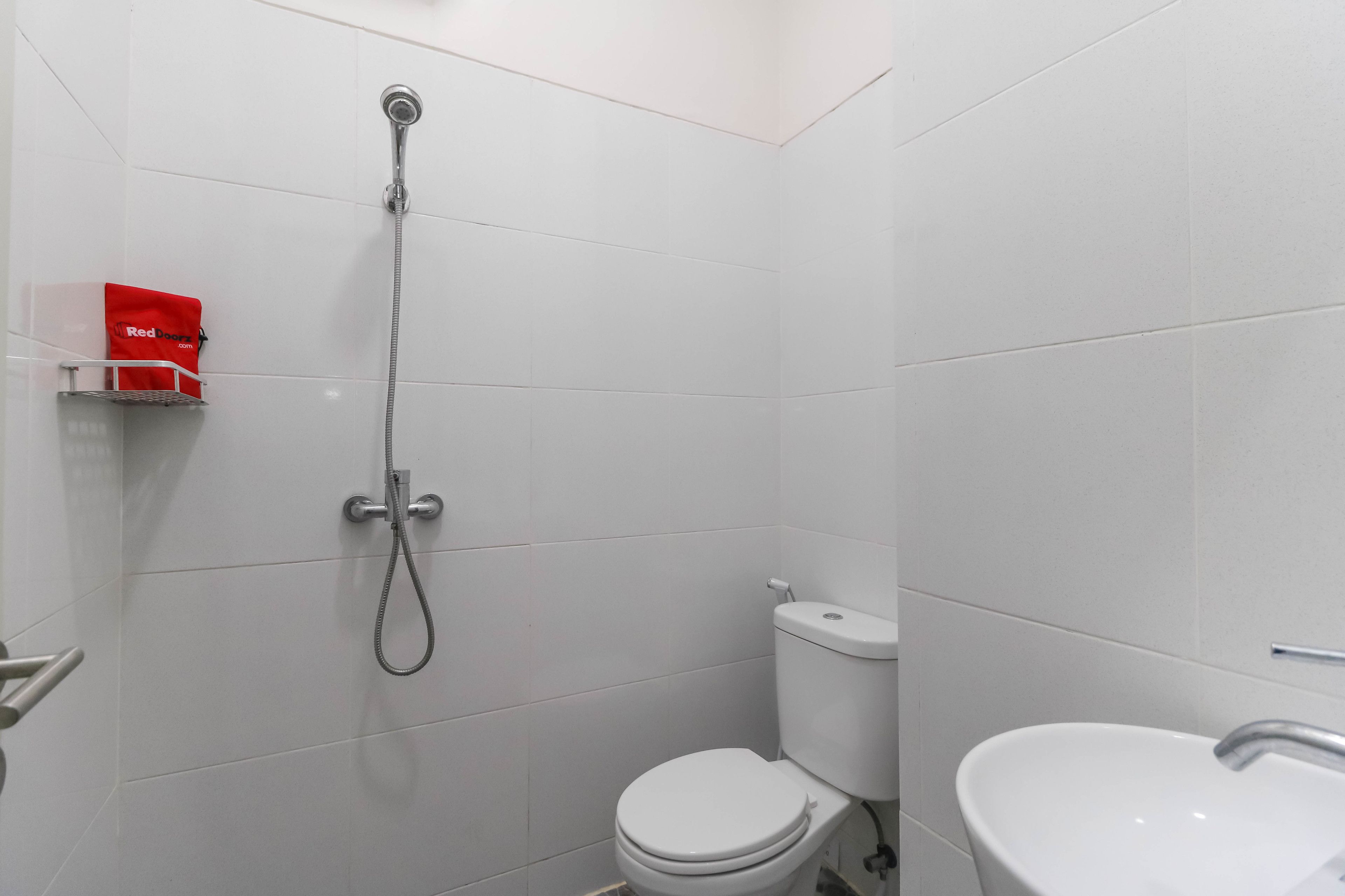 Reddoorz Plus W Guesthouse