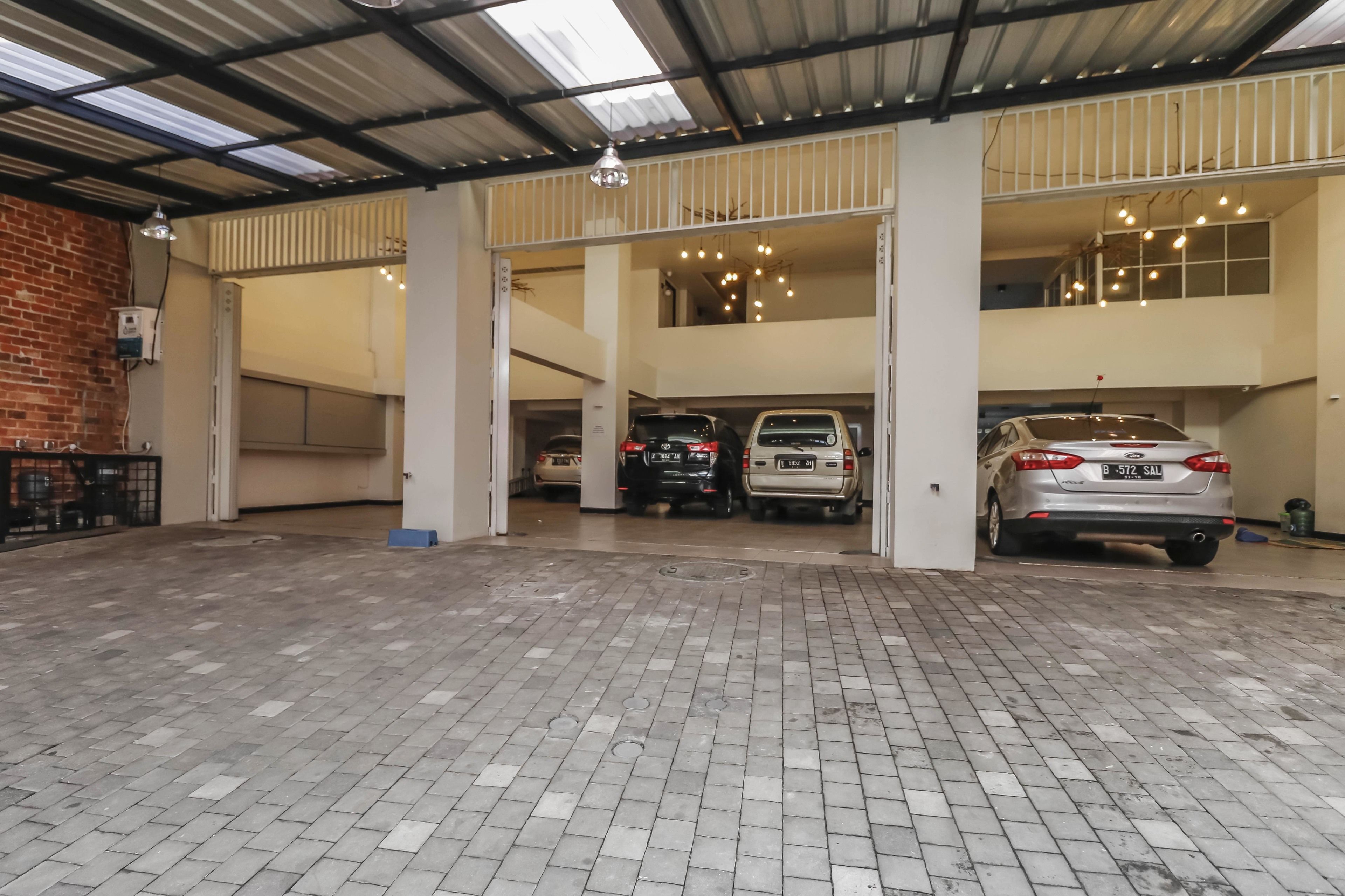 Reddoorz Plus W Guesthouse