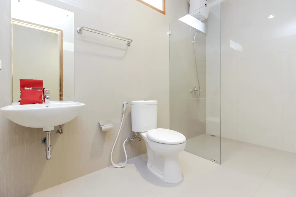 RedDoorz Premium Near Ragunan Zoo 2