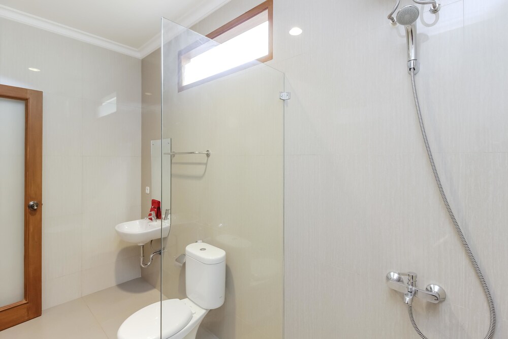 RedDoorz Premium Near Ragunan Zoo 2