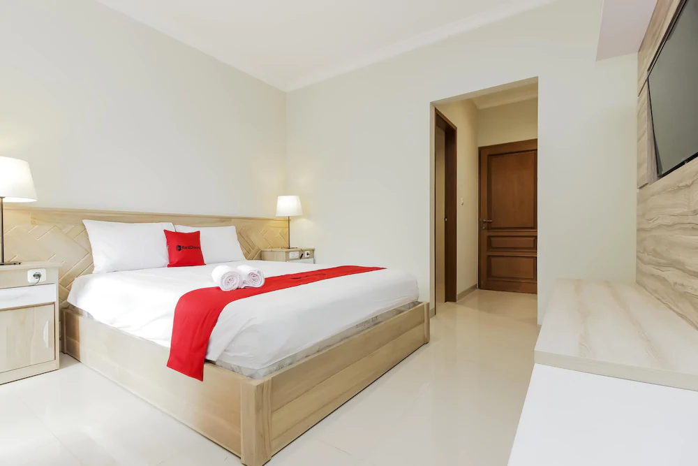 RedDoorz Premium Near Ragunan Zoo 2