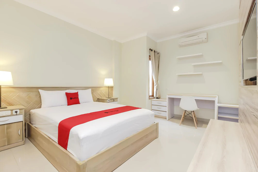RedDoorz Premium Near Ragunan Zoo 2